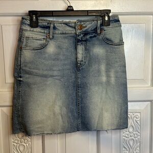 Maurices Cute Frayed Bottom Zipper/Button Jean Skirt Size 6